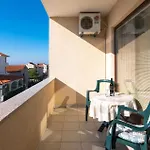 - Diklo 5887a شقة